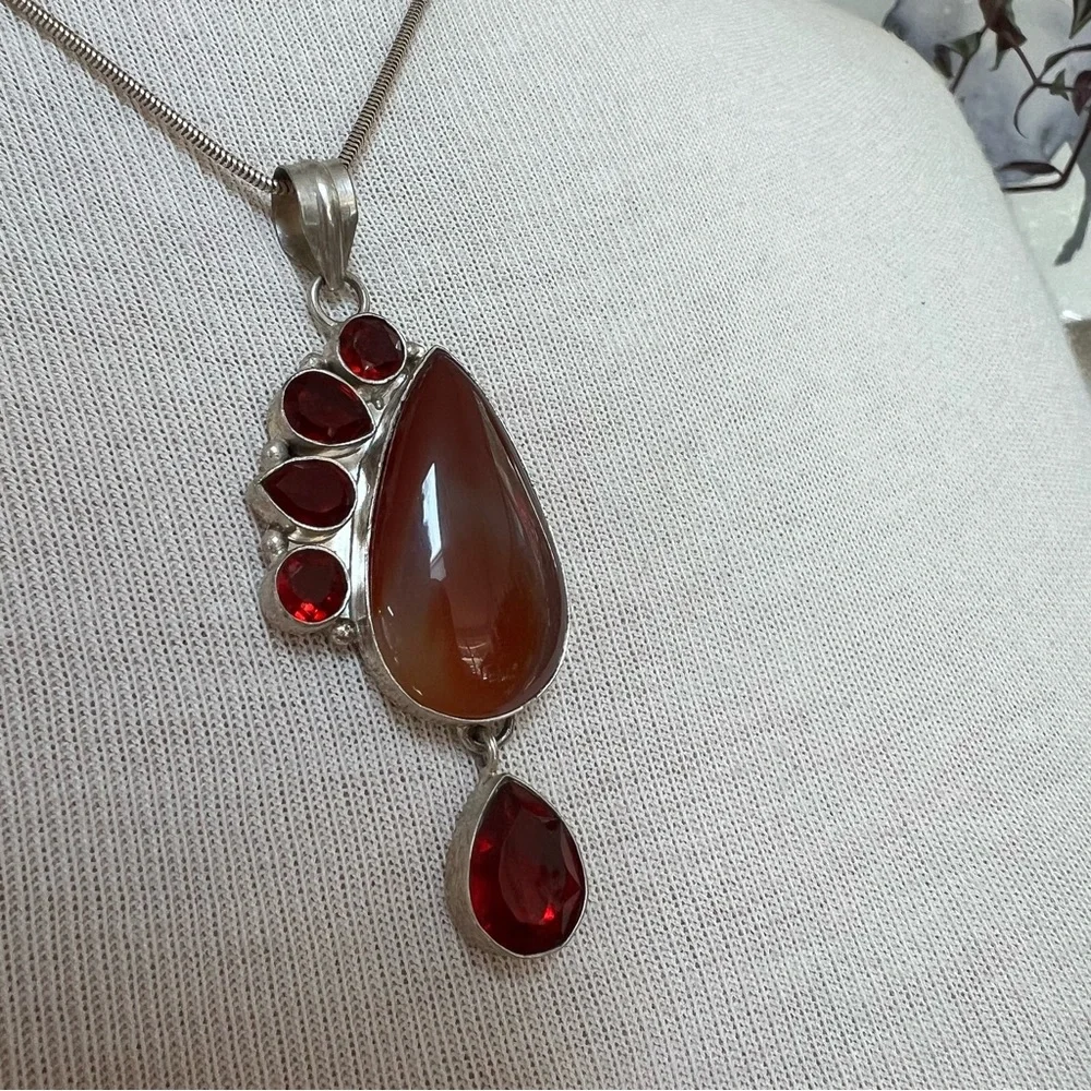 Silver plated/silver red stone pendant on a sterling silver chain - Picture 4 of 16